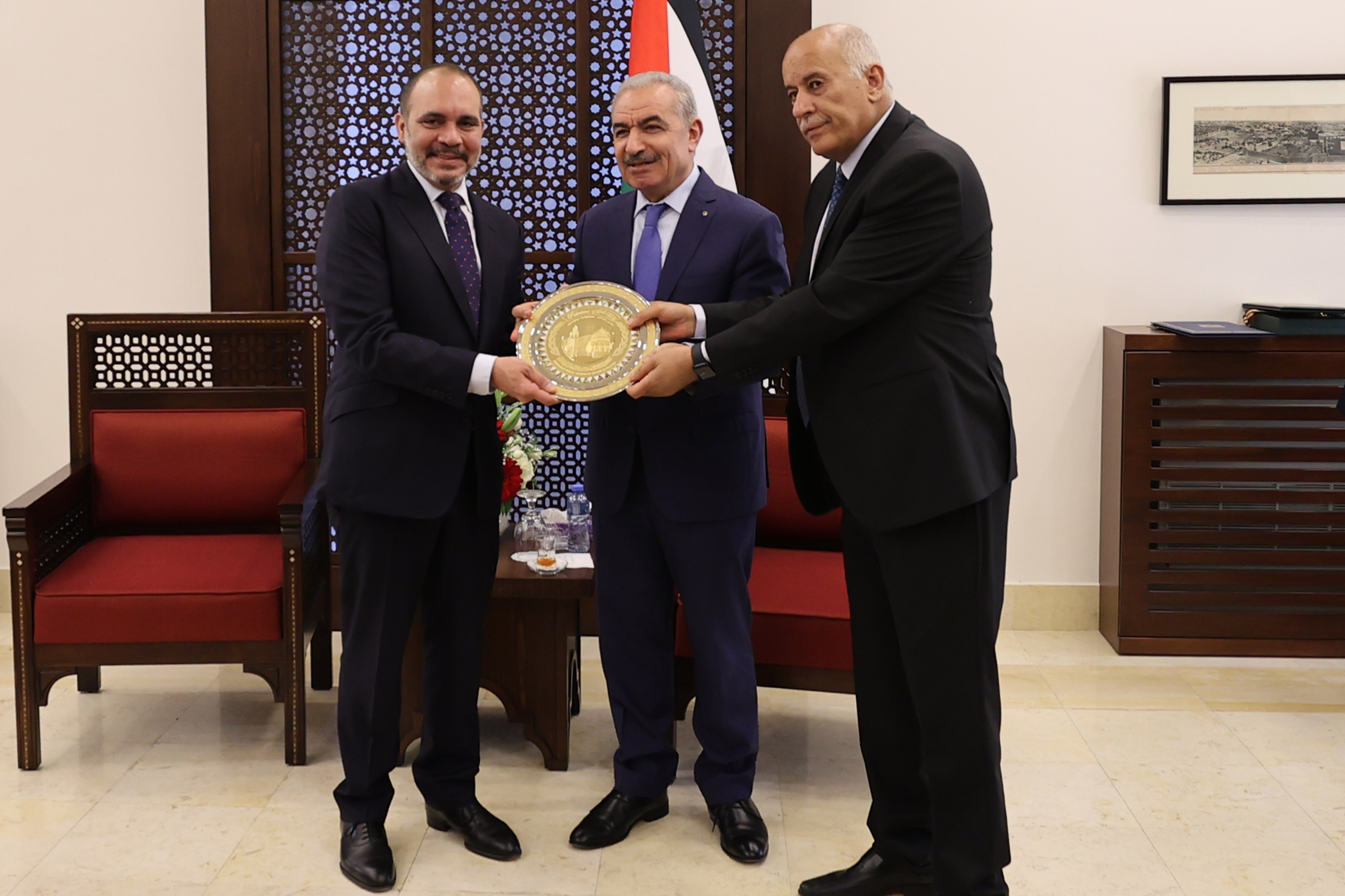 نيابة عن الرئيس محمود عباس، رئيس الوزراء محمد اشتية يسلم رئيس الاتحاد الأردني لكرة القدم الأمير علي بن الحسين درع رئيس دولة فلسطين